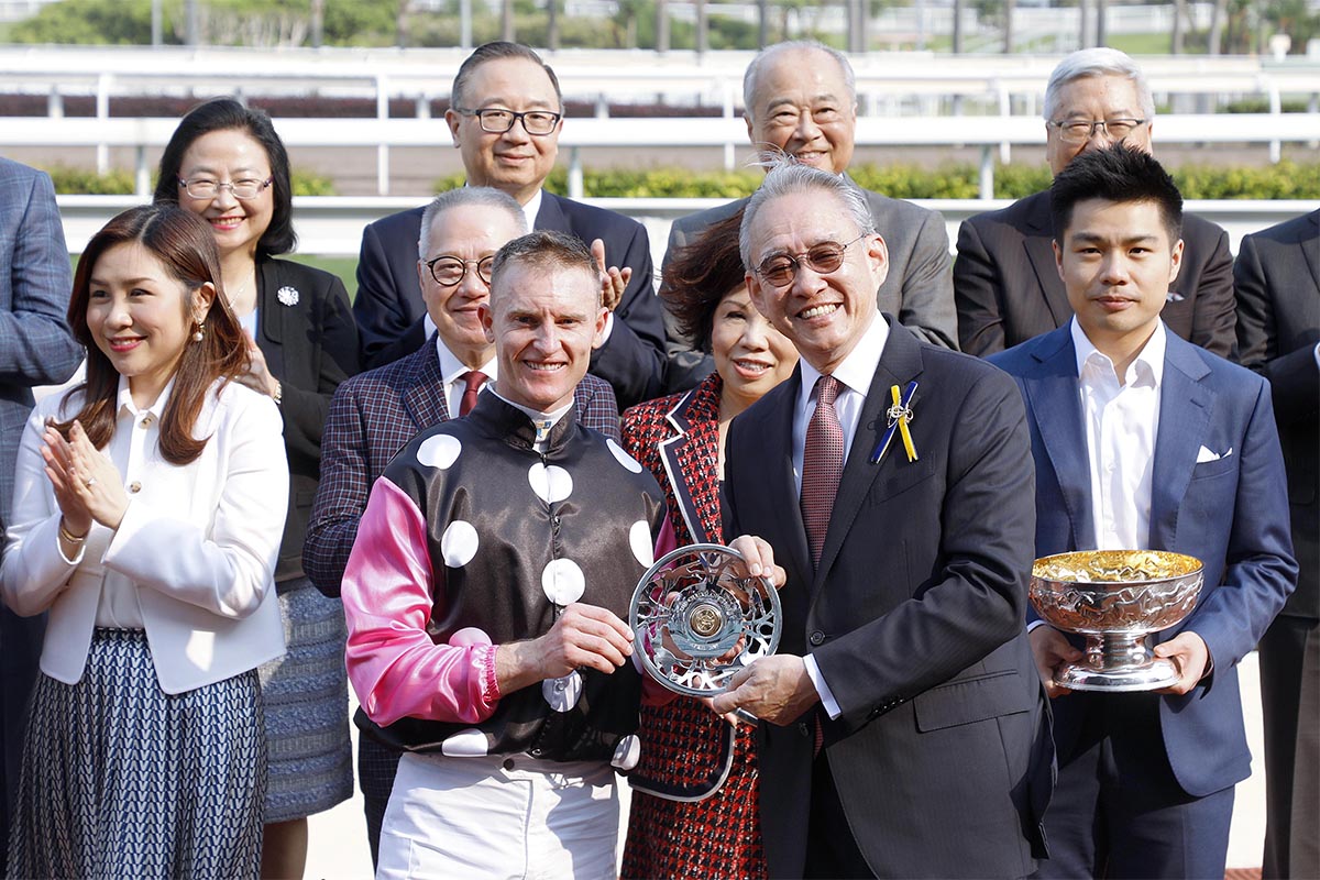 香港賽馬會主席周永健博士於賽後舉行的頒獎禮上，將主席錦標的冠軍獎盃及銀碟頒予「美麗傳承」的馬主郭浩泉、練馬師約翰摩亞及騎師潘頓。