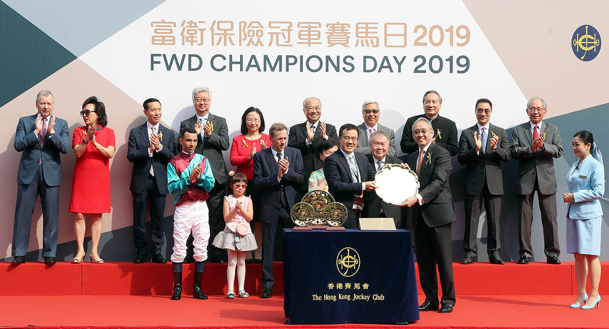 在主席短途獎頒獎禮上，香港賽馬會主席周永健博士頒發冠軍獎盃予「爭分奪秒」的馬主鍾韙㻺、鍍金碟予馬主代表、練馬師蔡約翰及騎師莫雷拉。