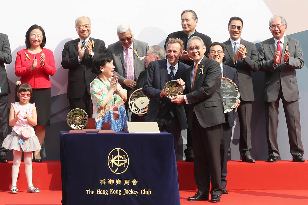 在主席短途獎頒獎禮上，香港賽馬會主席周永健博士頒發冠軍獎盃予「爭分奪秒」的馬主鍾韙㻺、鍍金碟予馬主代表、練馬師蔡約翰及騎師莫雷拉。