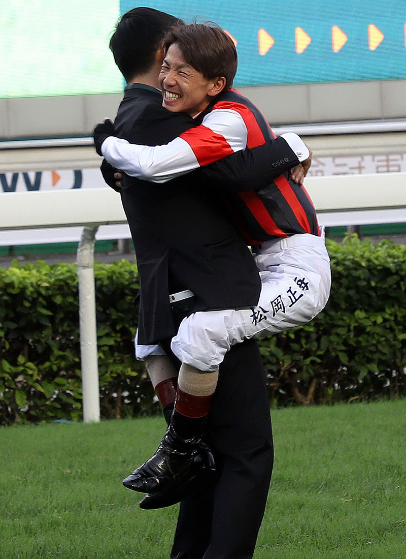 「勝出光采」的馬主、練馬師畠山吉宏及騎師松岡正海於賽後祝捷。