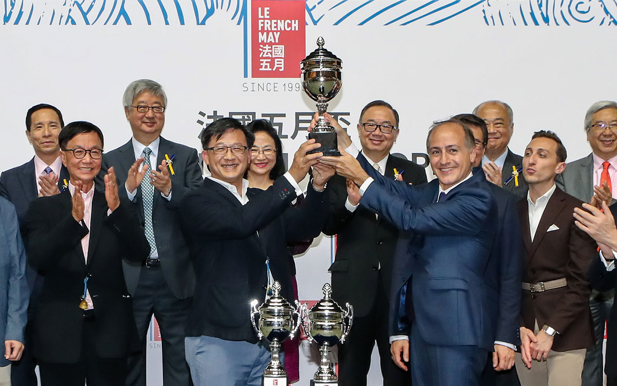 法國駐香港及澳門總領事官明遠先生於賽後頒發獎盃予「天祿 」的馬主何偉誠、何君堯議員與李星強。
