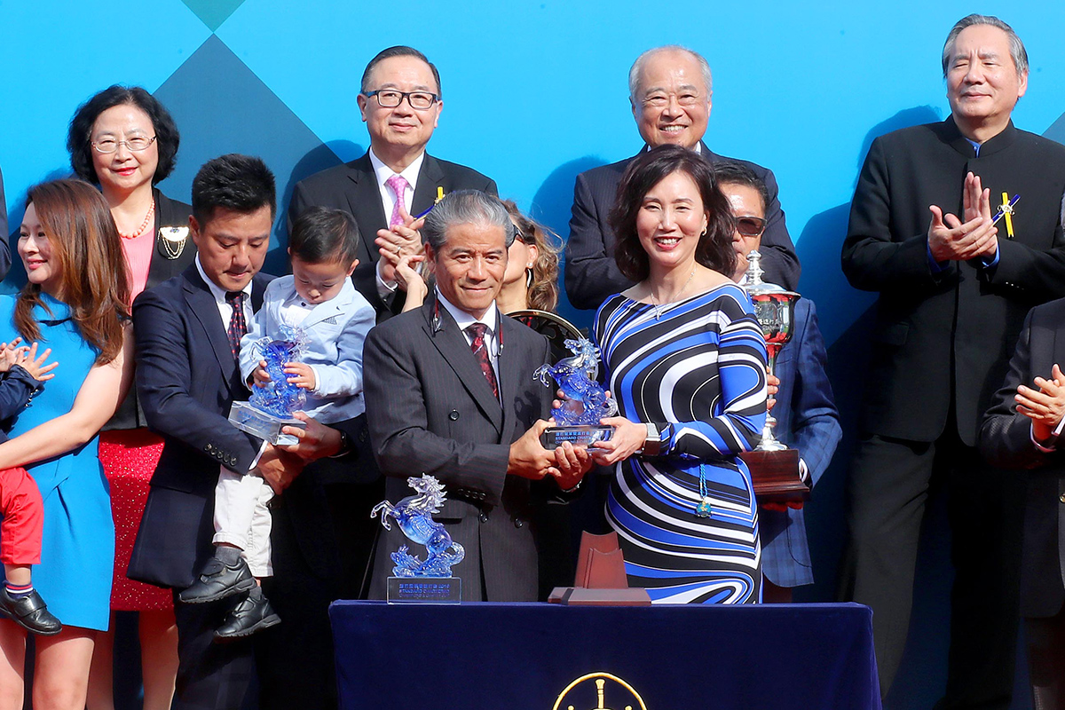 渣打香港行政總裁褟惠儀頒發紀念品予「時時精綵」的練馬師告東尼。