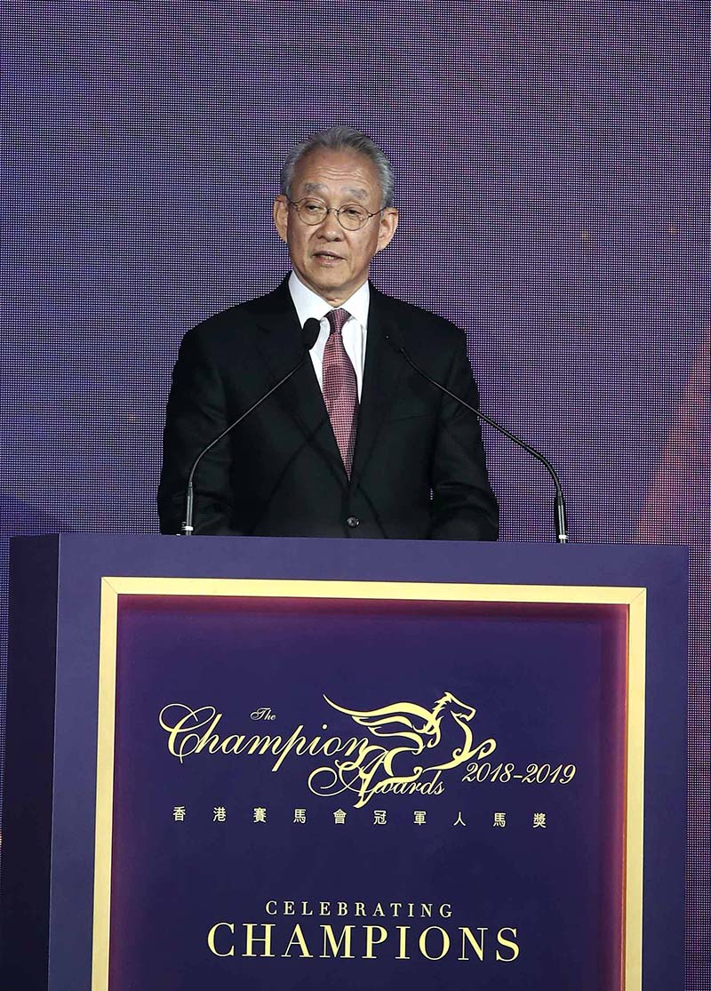 2018/19香港賽馬會冠軍人馬獎頒獎典禮今晚假香港麗思卡爾頓酒店隆重舉行，香港賽馬會主席周永健博士向一眾來賓致歡迎辭。