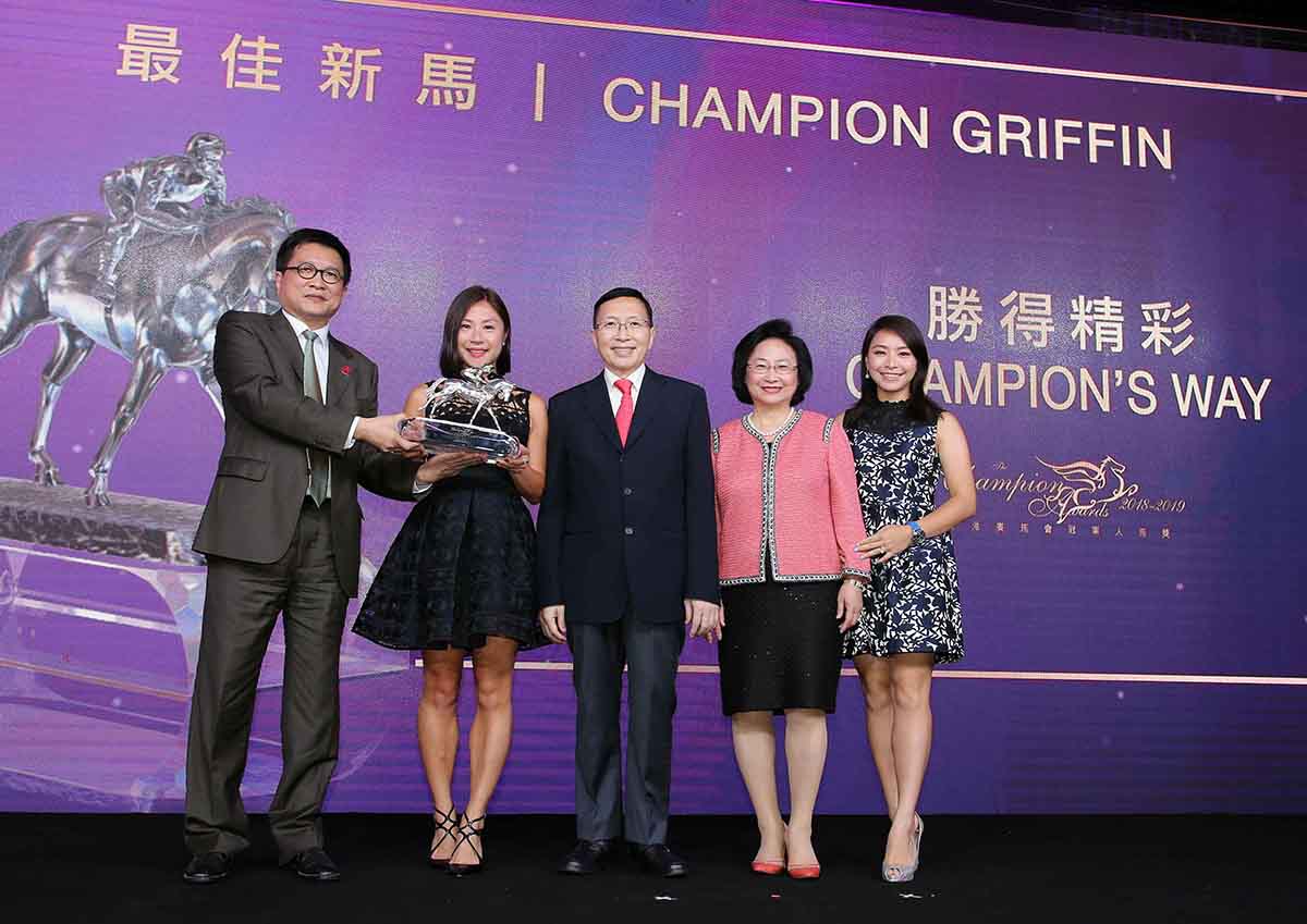 香港評馬同業協進會主席吳伽樂頒發最佳新馬獎座予「勝得精彩」的馬主梁承達醫生及夫人、梁偉姸與梁偉端。