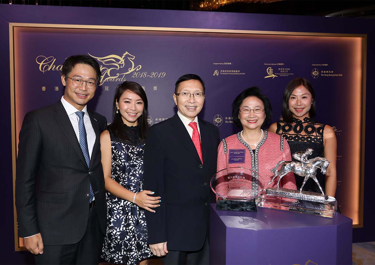 香港評馬同業協進會主席吳伽樂頒發最佳新馬獎座予「勝得精彩」的馬主梁承達醫生及夫人、梁偉姸與梁偉端。