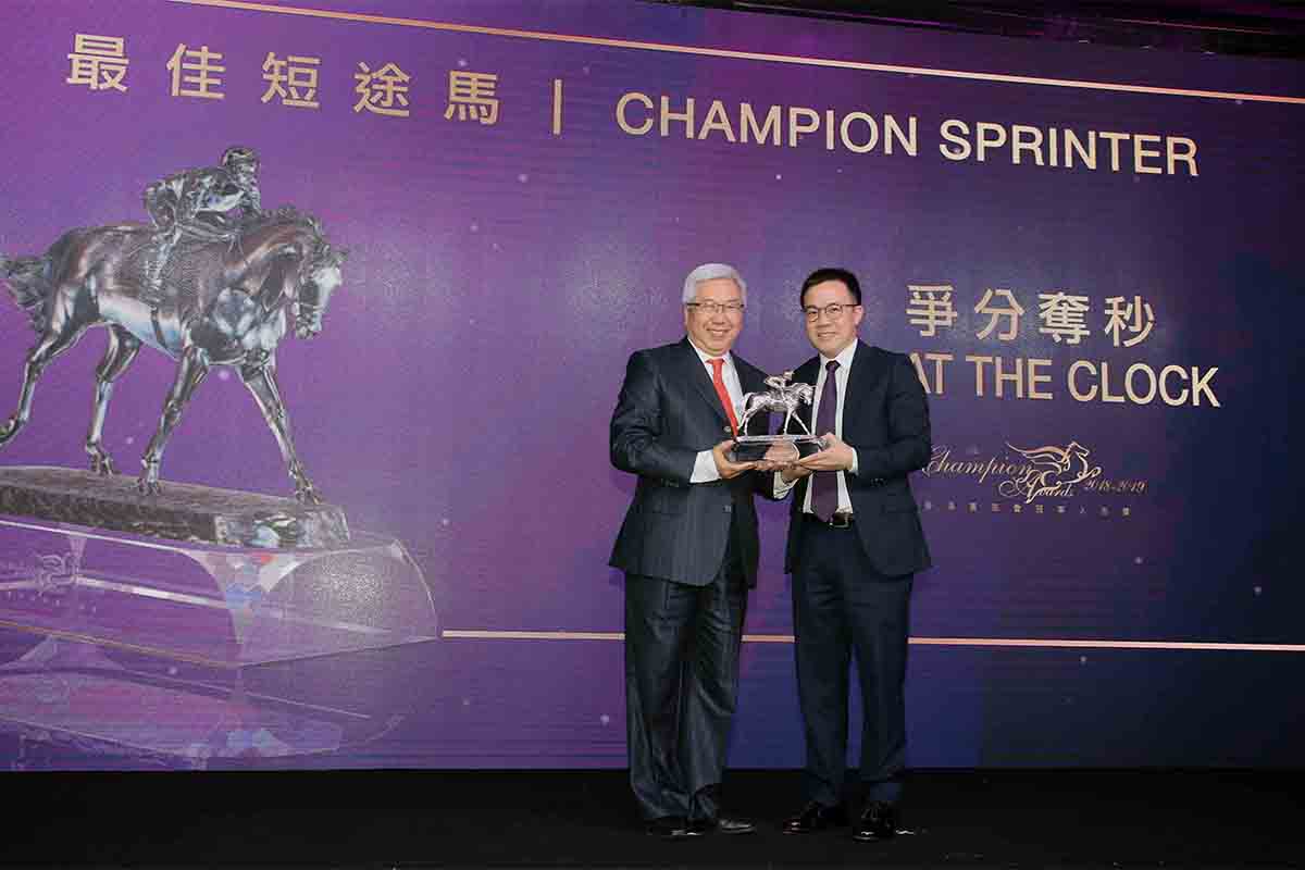 香港賽馬會董事李家祥博士頒發最佳短途馬獎座予「爭分奪秒」的馬主鍾韙㻺。