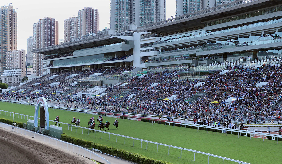 馬迷於「香港共慶回歸賽馬日」入場欣賞精彩賽事及參與場内活動。