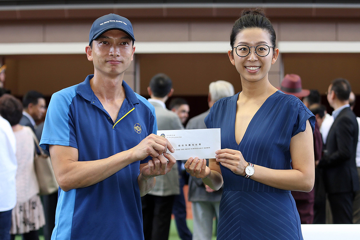 三屆WWS世界女子職業桌球錦標賽冠軍吳安儀 （右）為「香港回歸盃」最佳外觀馬匹獎。