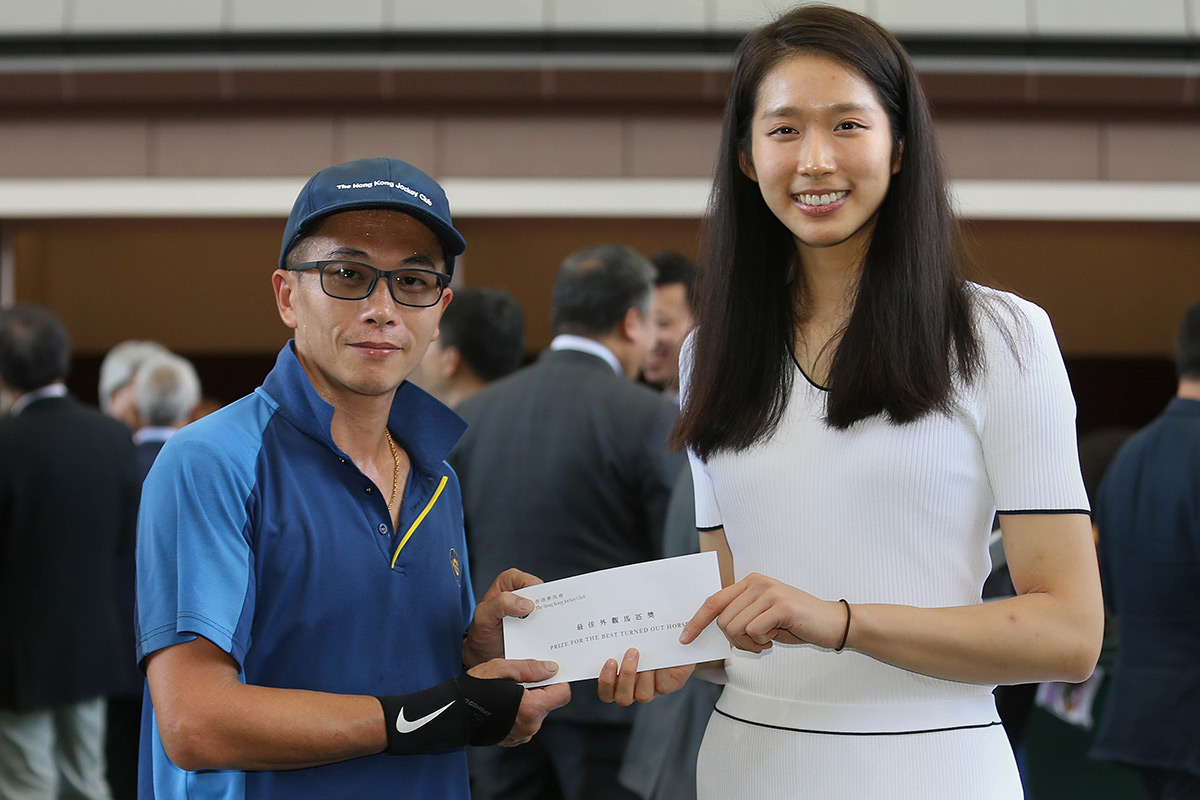 香港劍擊代表江旻憓 （右）為「粵港盃」頒發最佳外觀馬匹獎。