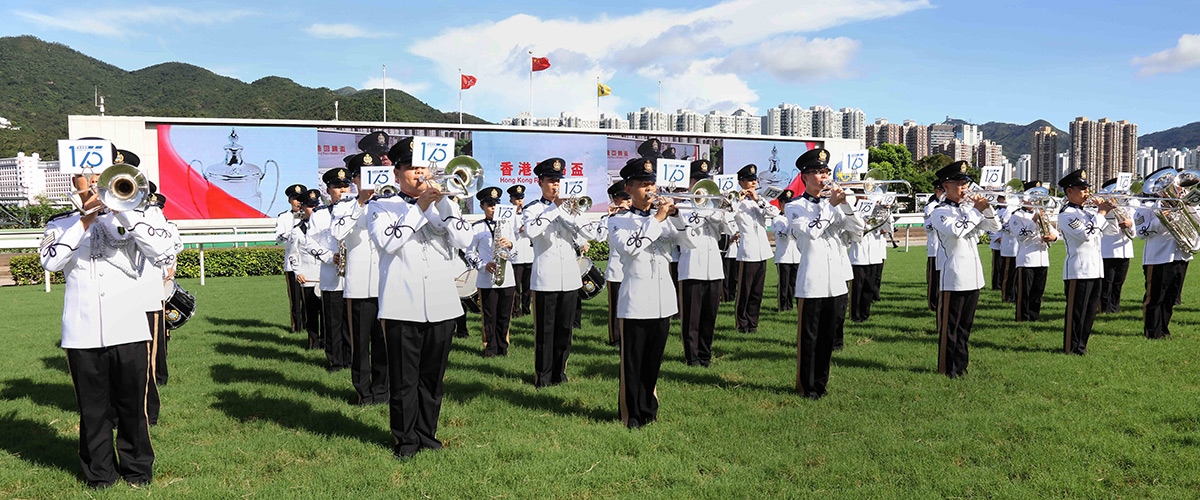 香港警察樂隊在「香港回歸盃」頒獎儀式上演奏國歌。