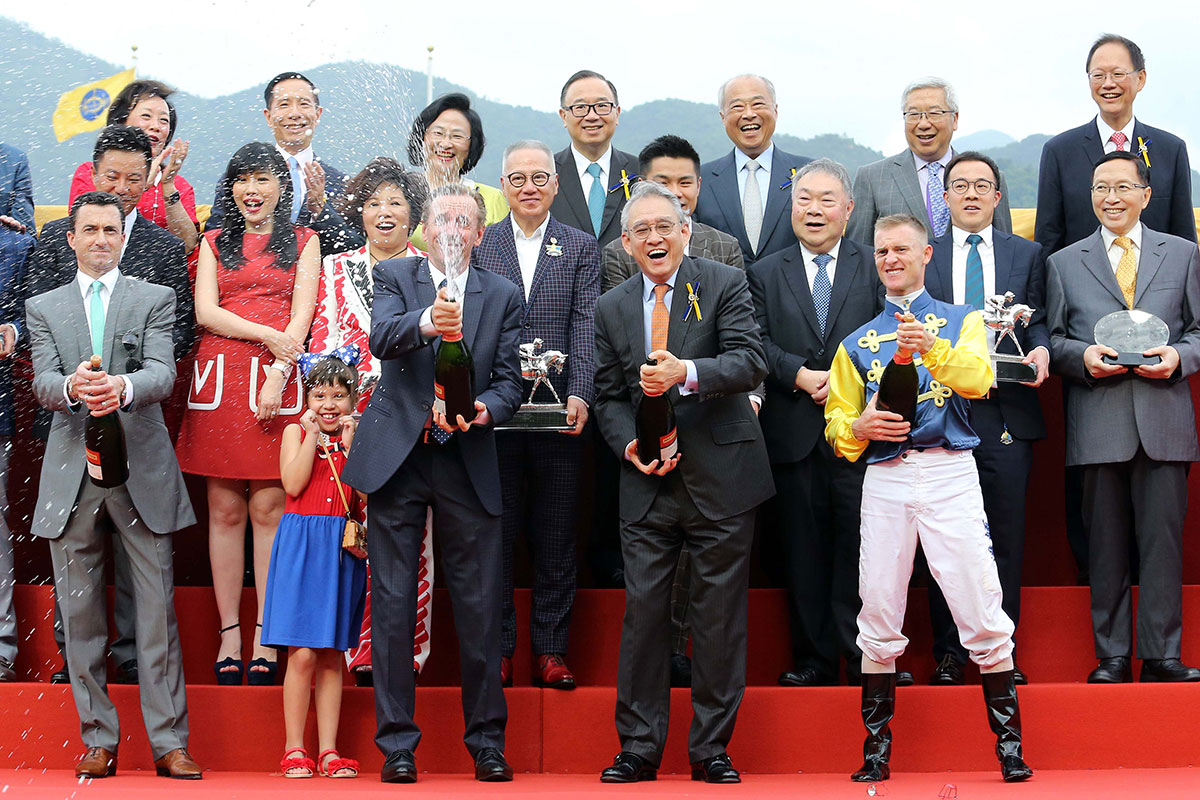 2018/19 各冠軍人馬奬得主及主禮嘉賓在台上大合照。