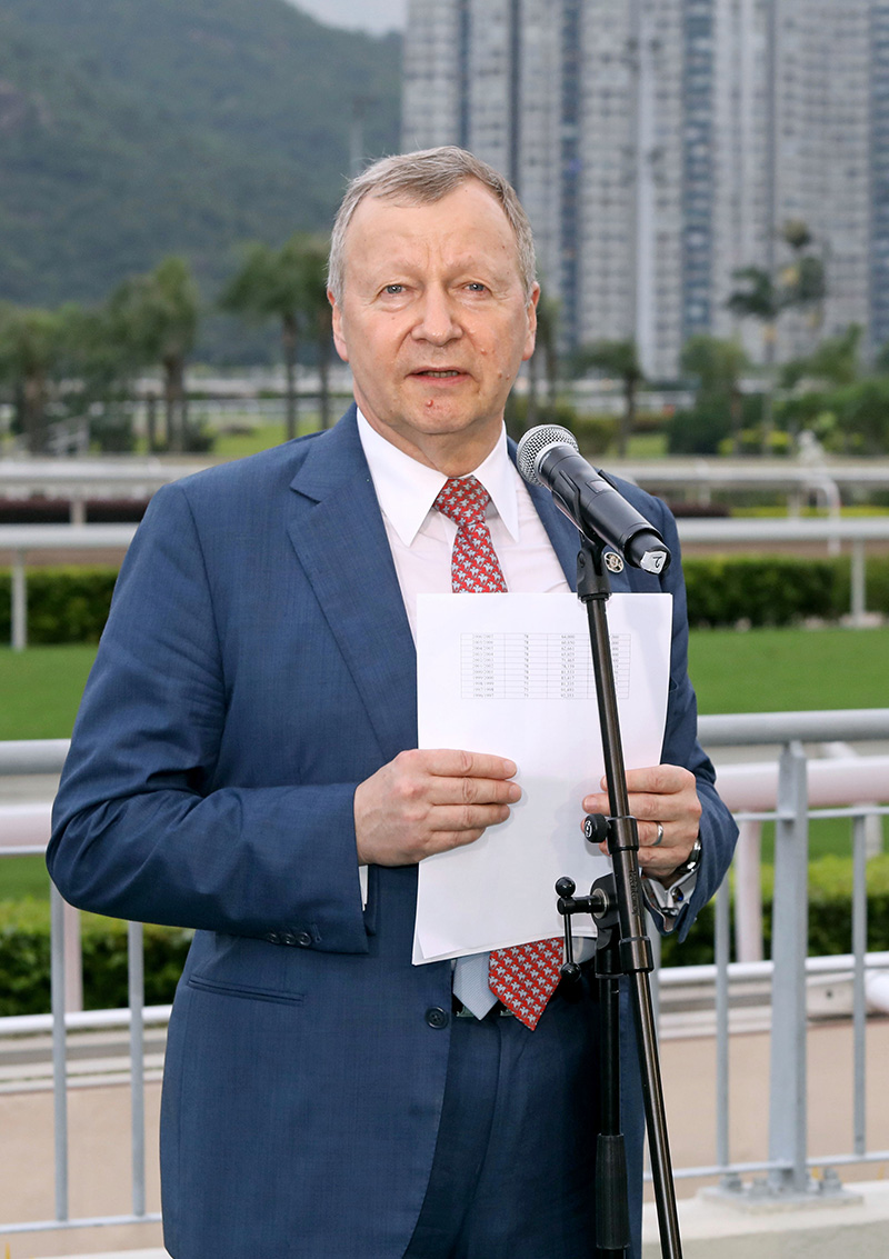 香港賽馬會行政總裁應家柏向各冠軍人馬致敬。