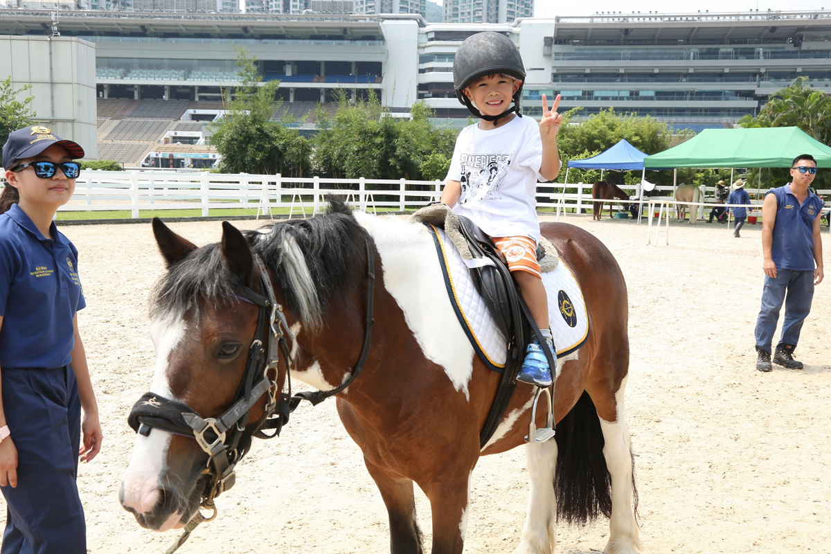 每年均極受歡迎的「小馬策騎樂」與「與雪特蘭小馬合照」，讓小朋友與小馬作近距離接觸。