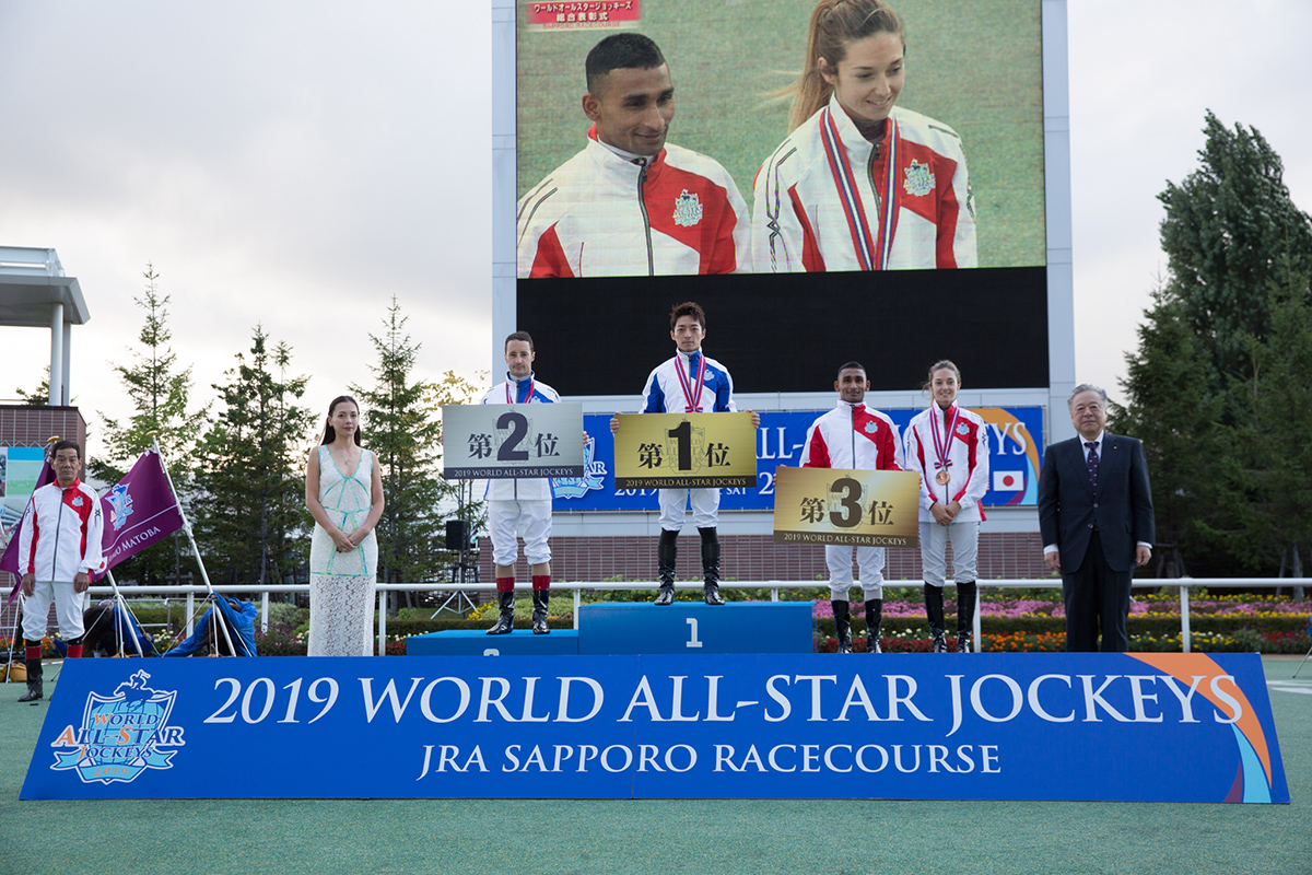 雙季軍田泰安與麥晴欣、冠軍川田將雅以及亞軍李慕華於今年世界星級騎師大賽的頒獎禮上合照。