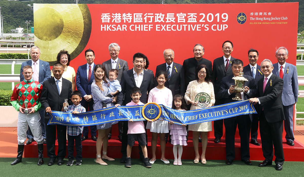 香港特區行政長官盃頒獎儀式大合照。