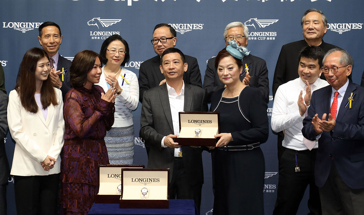 LONGINES香港區副總裁歐陽楚英小姐將LONGINES索伊米亞系列腕表頒發予勝出馬匹「快樂歡騰」的馬主張順宜先生、練馬師蘇偉賢及騎師潘頓。