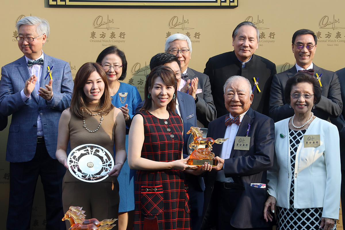 東方表行有限公司主席楊明標博士伉儷致送紀念品予「跳出香港」的馬主跳出香港團體代表。