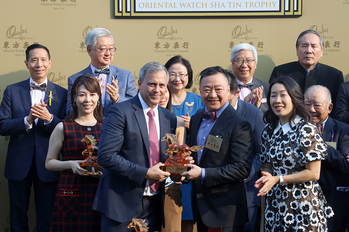 東方表行有限公司董事總經理楊衍傑伉儷致送紀念品予「跳出香港」的練馬師方嘉柏及騎師何澤堯。