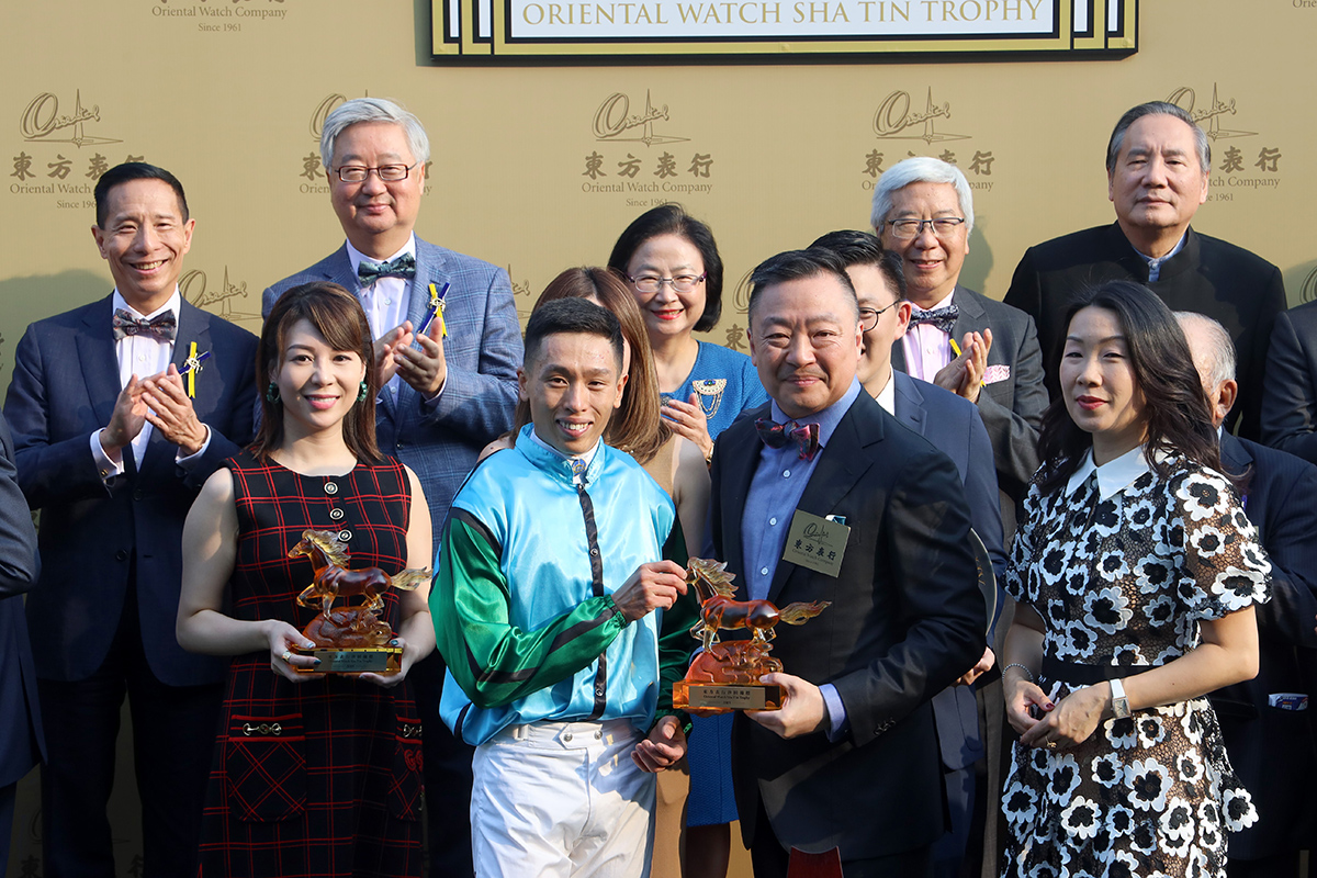 東方表行有限公司董事總經理楊衍傑伉儷致送紀念品予「跳出香港」的練馬師方嘉柏及騎師何澤堯。