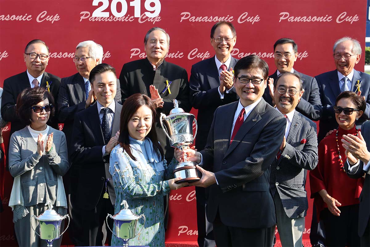 松下電器中國東北亞公司總裁本間哲朗（右）於頒獎禮上頒發樂聲盃予「安騏」的馬主王賢敏。