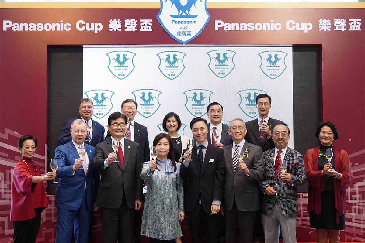 信興集團與香港賽馬會的高層，偕同樂聲盃冠軍「安騏」的馬主一同舉杯，慶祝樂聲盃完滿舉行。