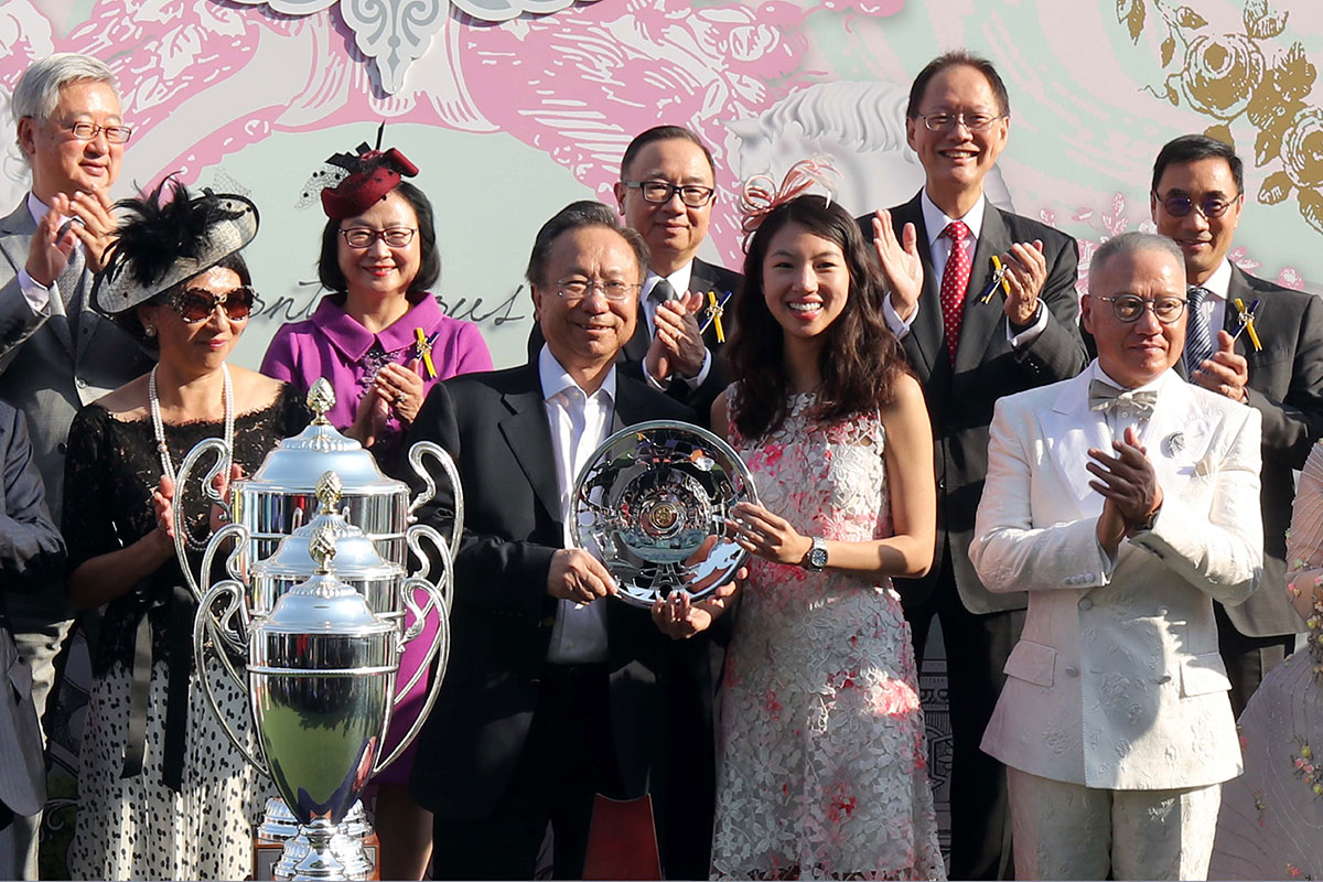 香港賽馬會董事楊紹信先生的女兒兼馬主楊蒨怡小姐在莎莎婦女銀袋頒獎儀式上頒發紀念銀碟予得勝馬匹「川河尊駒」的馬主何家駒。
