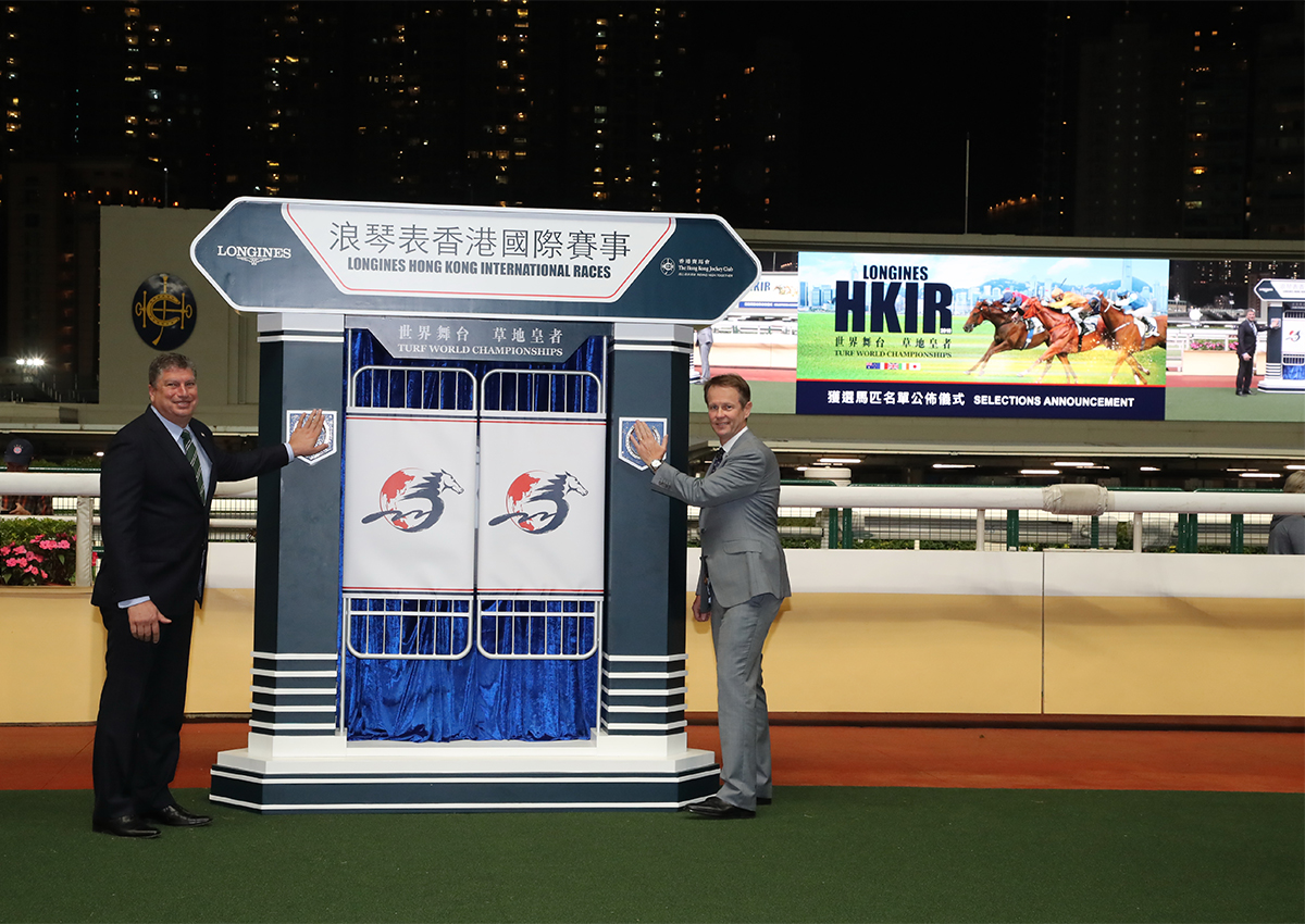 馬會賽馬事務執行總監夏定安及馬會賽馬業務及營運總監利達賢，一同主持2019年浪琴表香港國際賽事的入選馬匹名單公佈儀式。