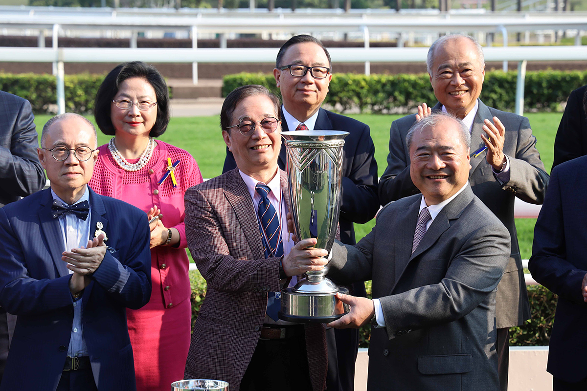 其士國際集團有限公司主席兼董事總經理郭海生先生將獎盃頒予勝出馬匹「百步穿雲」的馬主華協會團體的代表。