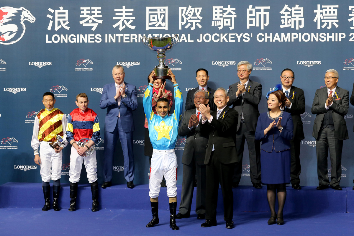 馬會主席周永健博士（右）頒發獎盃、銀馬鞭及五十萬元獎金予浪琴表國際騎師錦標賽冠軍田泰安。