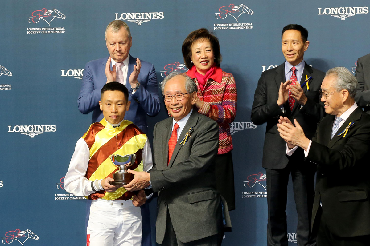 馬會副主席郭志桁（右）頒發銀碗及十萬元獎金予浪琴表國際騎師錦標賽季軍何澤堯。