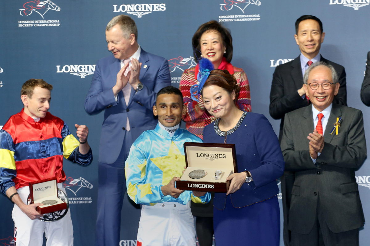 LONGINES香港區副總裁歐陽楚英（右）致送一枚LONGINES名匠系列腕表予浪琴表國際騎師錦標賽冠軍田泰安。