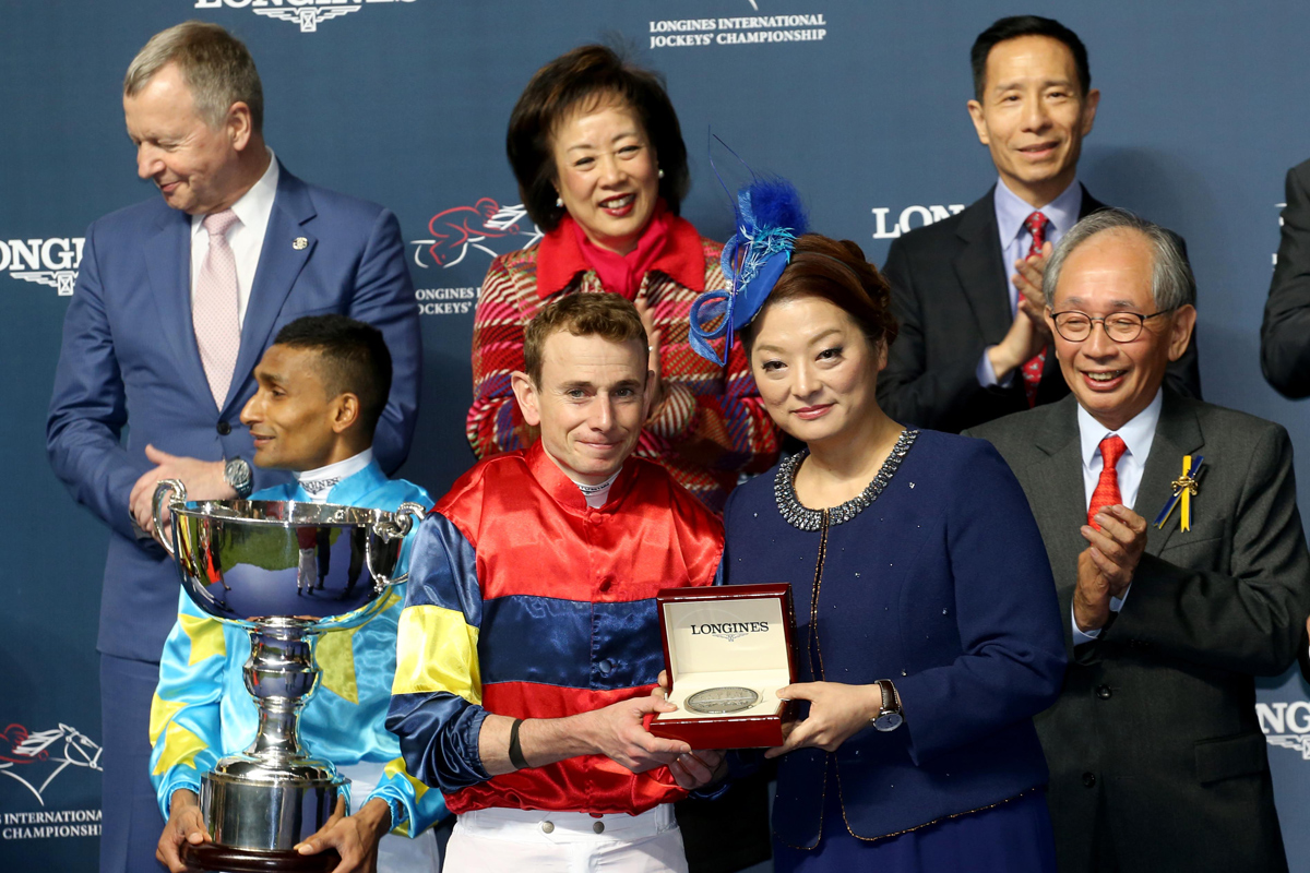 LONGINES香港區副總裁歐陽楚英（右）致送獎牌予浪琴表國際騎師錦標賽亞軍莫雅。
