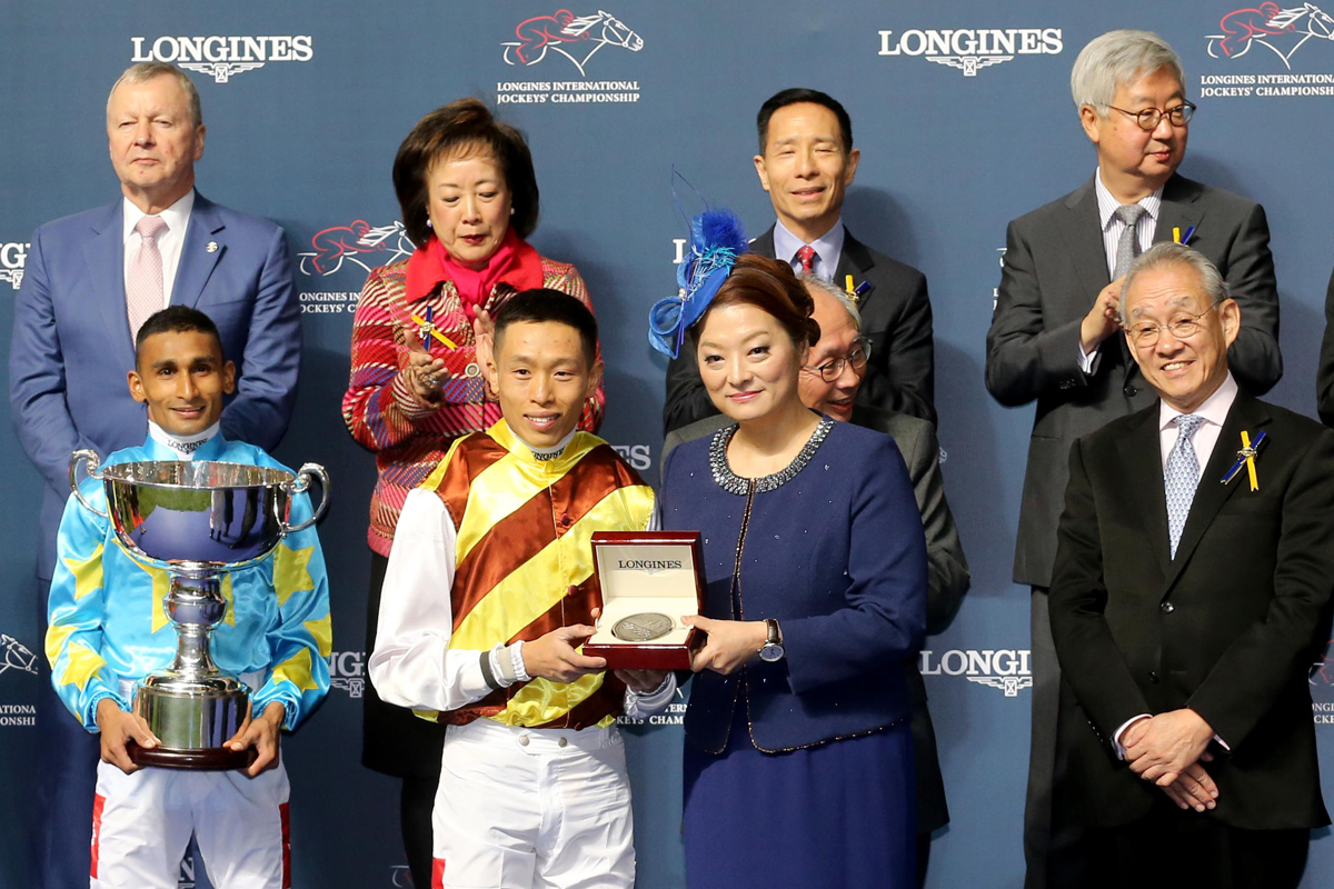 LONGINES香港區副總裁歐陽楚英（右）致送獎牌予浪琴表國際騎師錦標賽季軍何澤堯。
