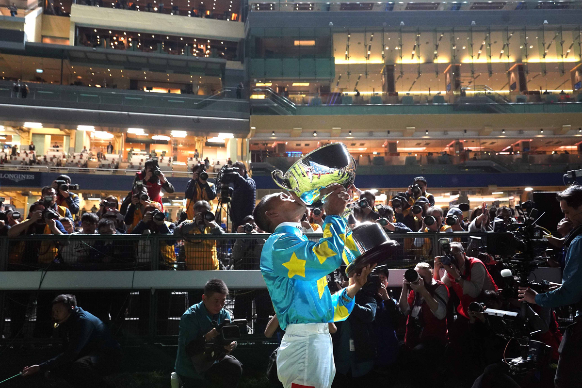 浪琴表國際騎師錦標賽冠軍田泰安舉盃祝捷。