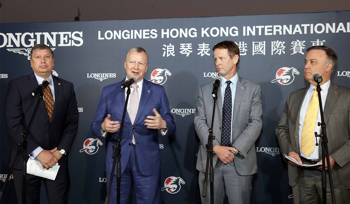 香港賽馬會行政總裁應家柏聯同馬會幹事在賽後記者會上為浪琴表香港國際賽事作總結。