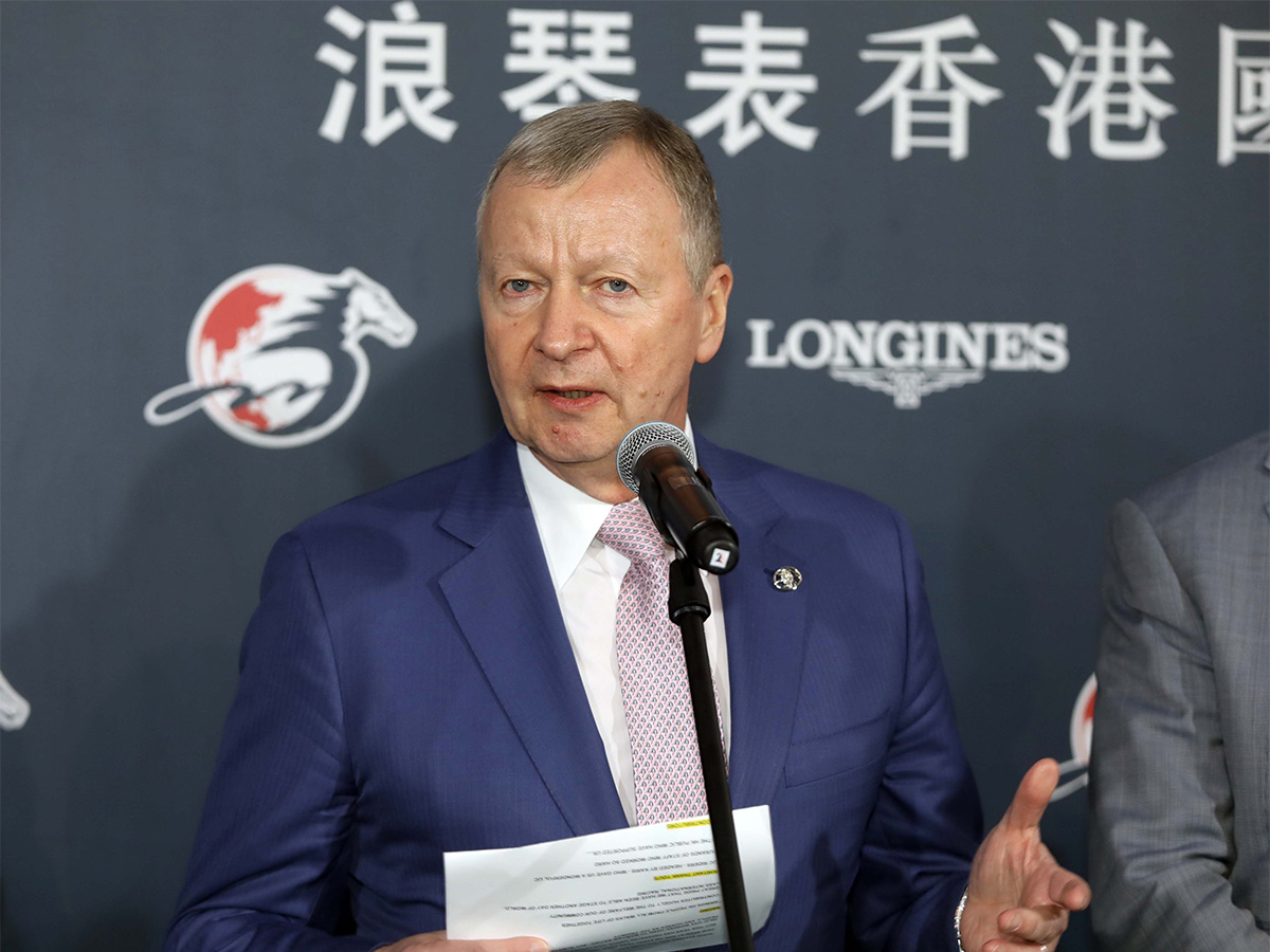 香港賽馬會行政總裁應家柏聯同馬會幹事在賽後記者會上為浪琴表香港國際賽事作總結。