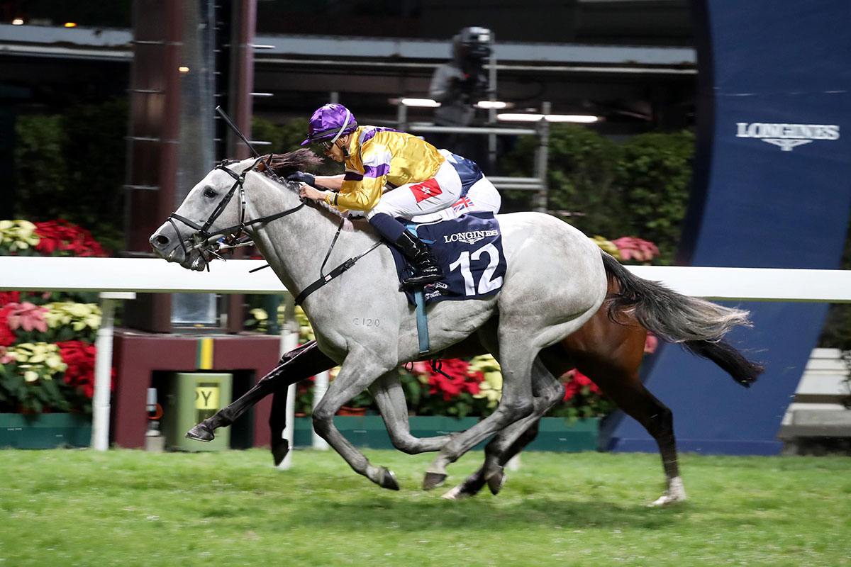 浪琴表國際騎師錦標賽尾關在第八場上演，香港代表何澤堯策騎「龍鼓飛揚」（12號）以短馬頭位力壓對手勝出。