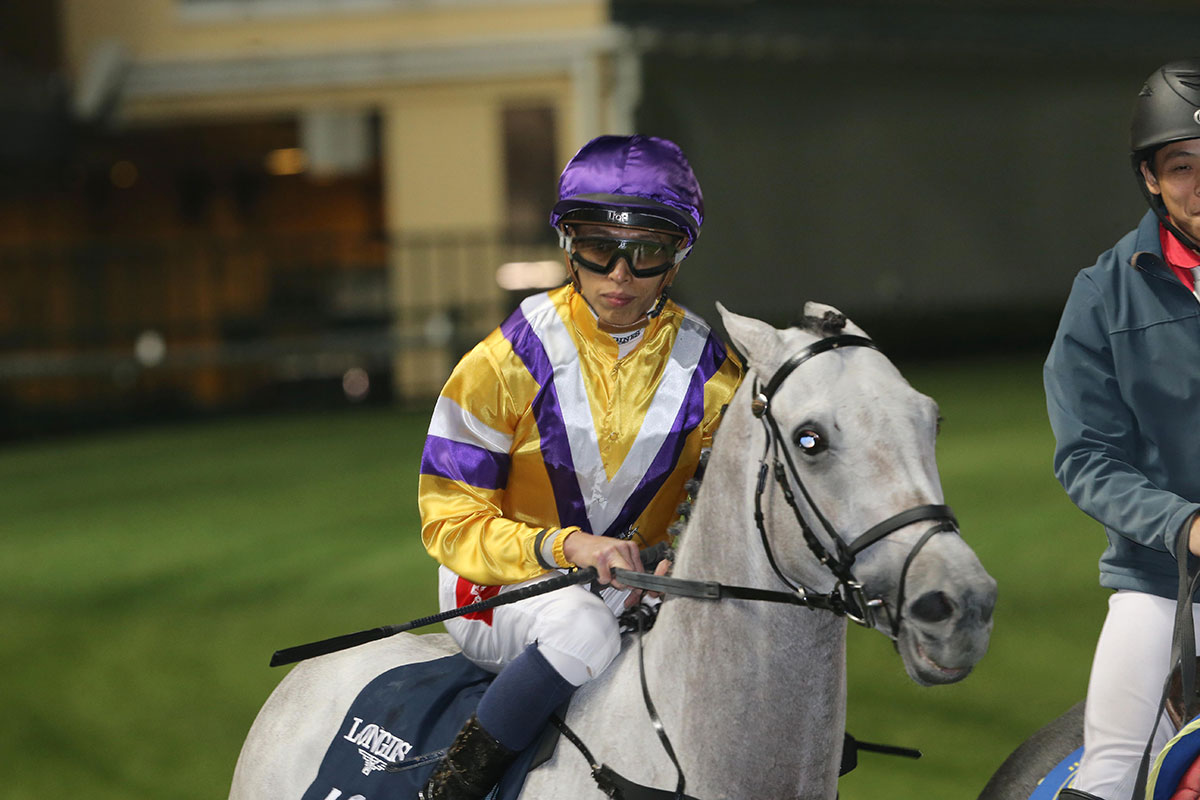 浪琴表國際騎師錦標賽尾關在第八場上演，香港代表何澤堯策騎「龍鼓飛揚」（12號）以短馬頭位力壓對手勝出。
