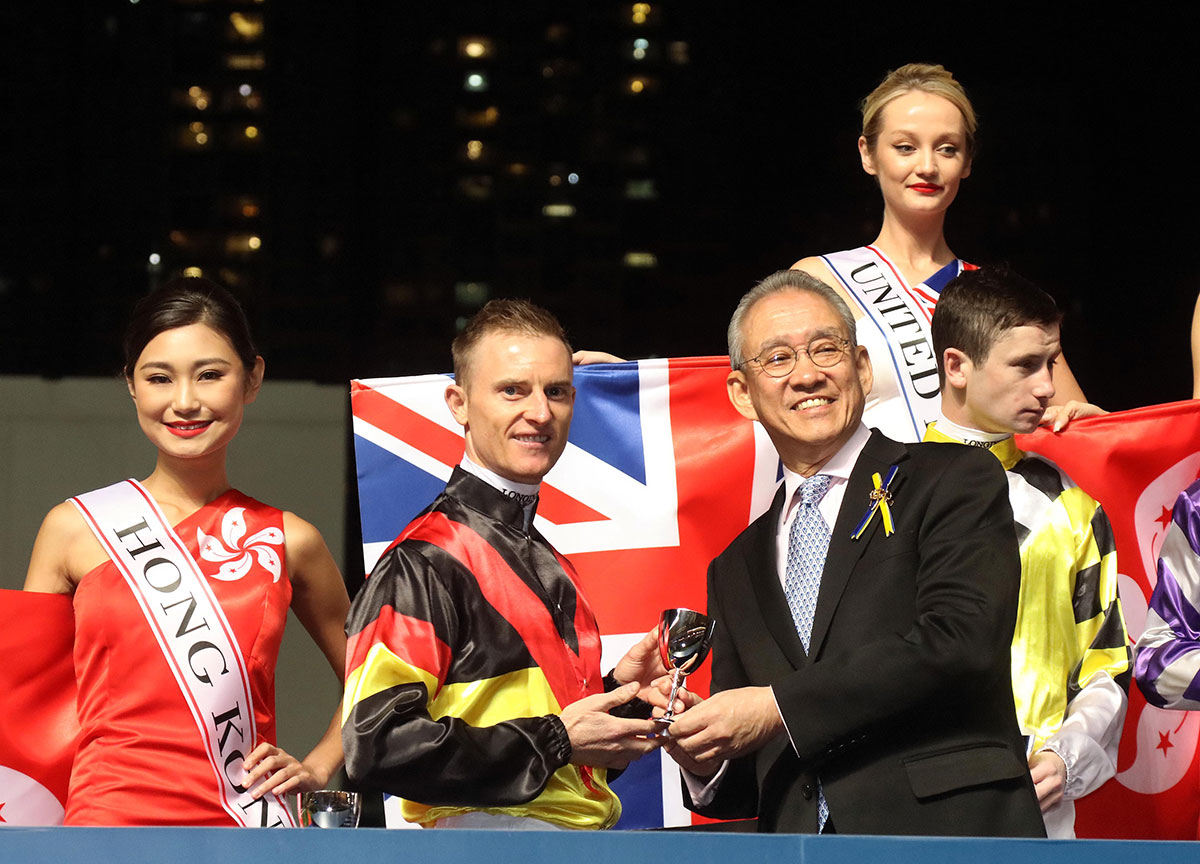馬會主席周永健博士頒發銀杯予十二位參賽騎師。