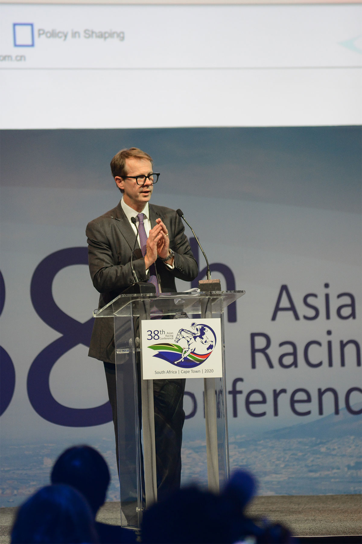 於亞洲賽馬會議中，身兼亞洲賽馬聯盟秘書長的香港賽馬會賽馬事務執行總監夏定安以「亞洲區賽馬的重大發展及最新策略」為題發表演講。