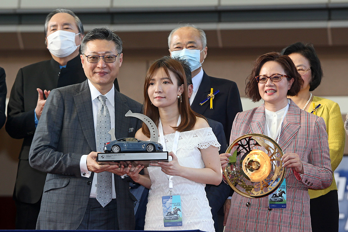 森那美汽車集團（香港）有限公司 - 大中華區董事總經理李森耀頒發紀念品予「金鎗六十」的馬主代表。