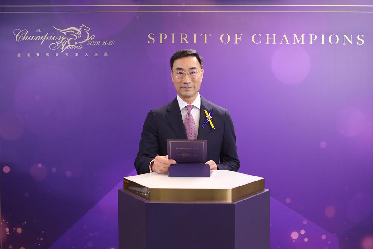 香港賽馬會副主席利子厚先生宣佈終身成就獎得主為練馬師約翰摩亞，以表揚他對香港馬壇的重大貢獻。