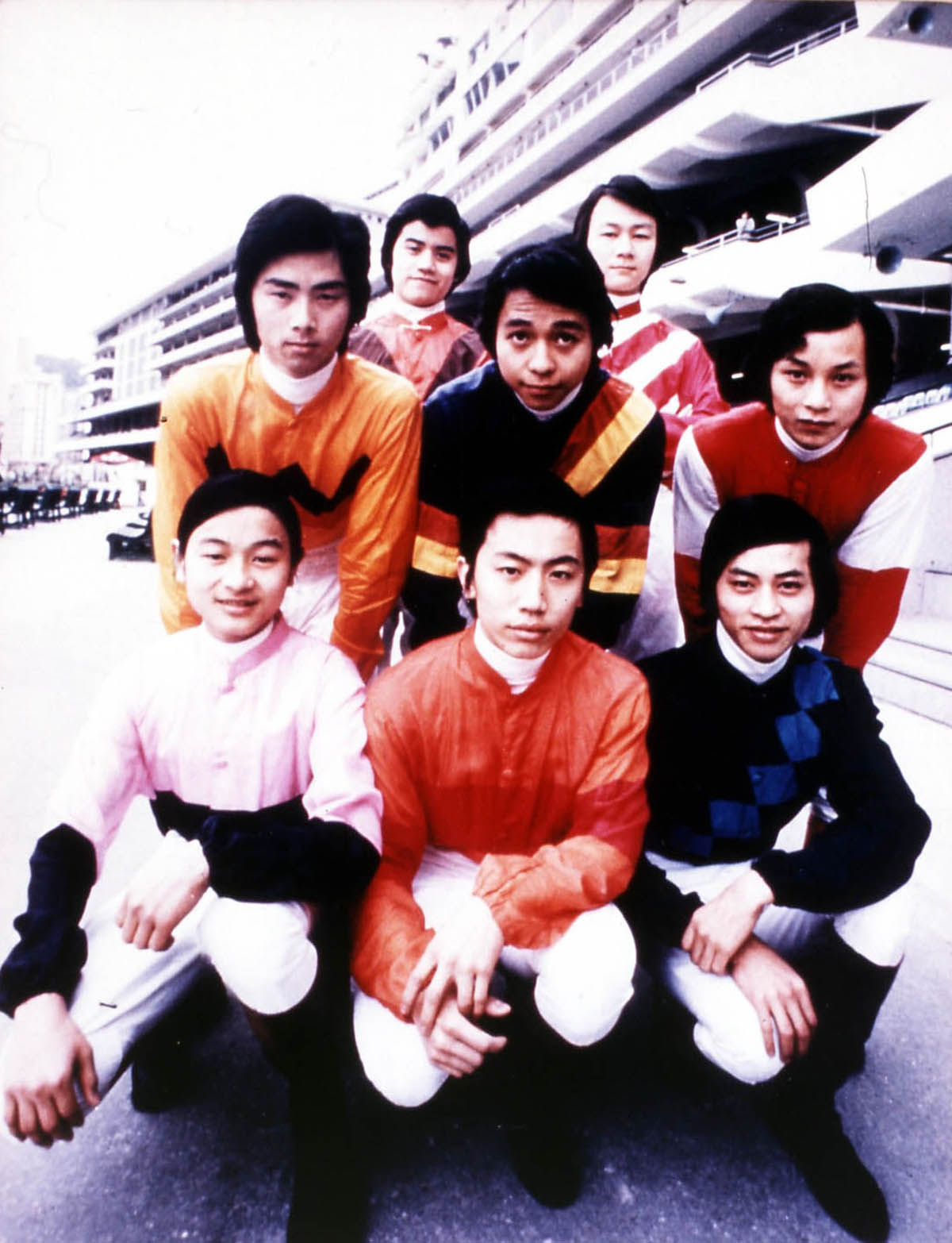 姚本輝 (前排中) 是香港賽馬會見習騎師學校創校時，首批獲取錄學員之一。