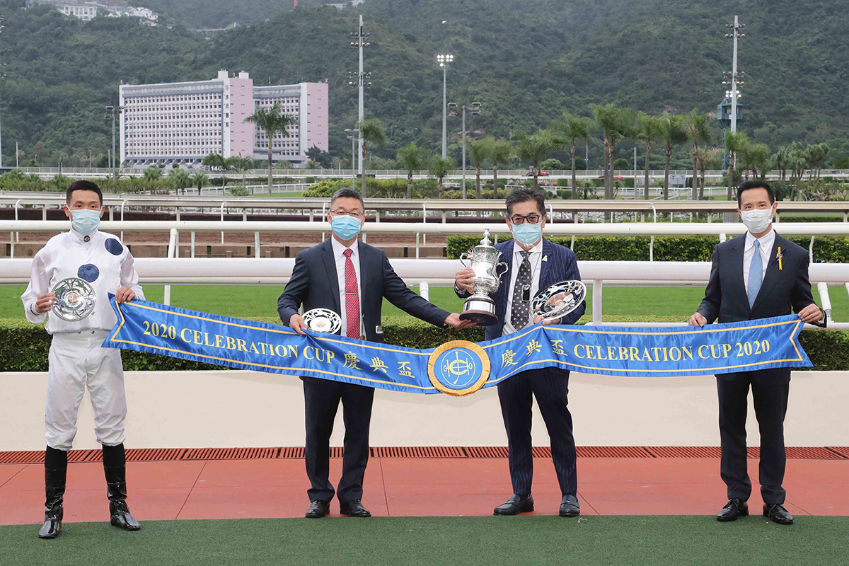 馬會董事鄧日燊先生頒發慶典盃及銀碟予「金鎗六十」的馬主陳家樑、練馬師呂健威及騎師何澤堯。