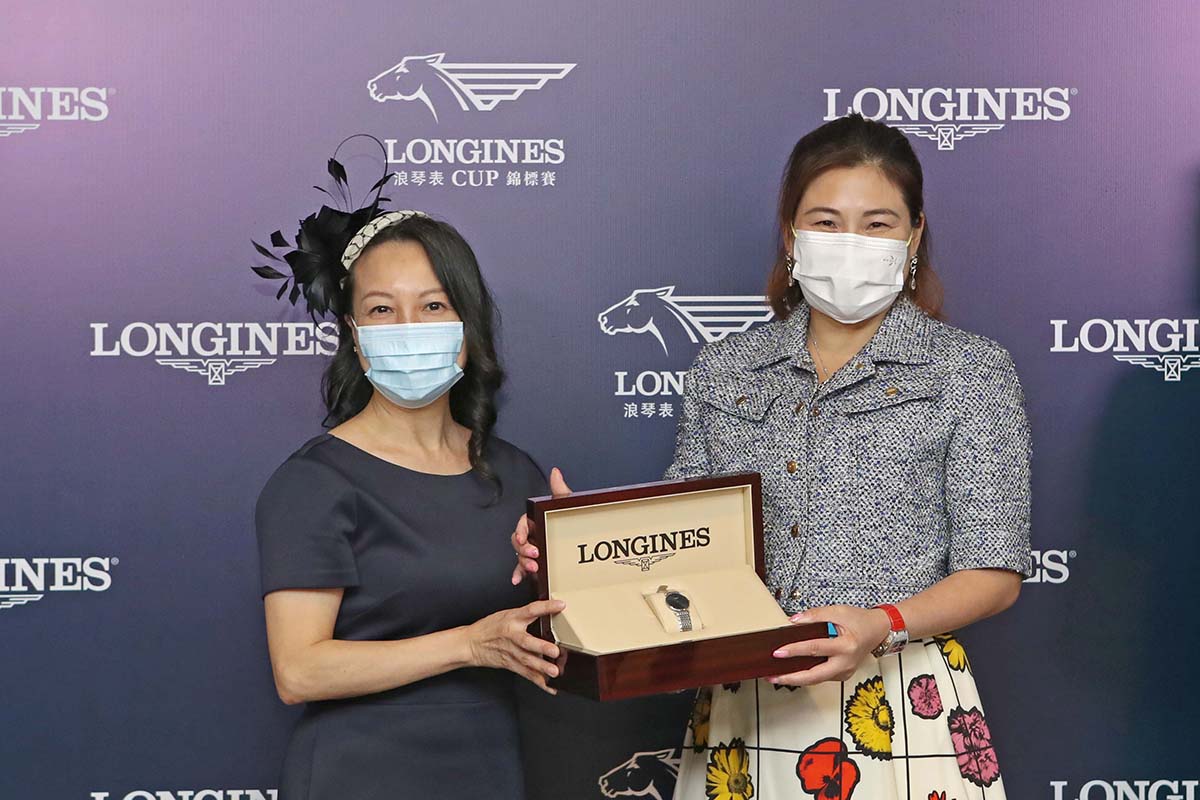 LONGINES香港區副總裁謝蘭詩小姐將LONGINES名匠系列腕表頒發予「紅粉彩影」馬主紅粉精英團體的代表、練馬師韋達及騎師楊明綸。