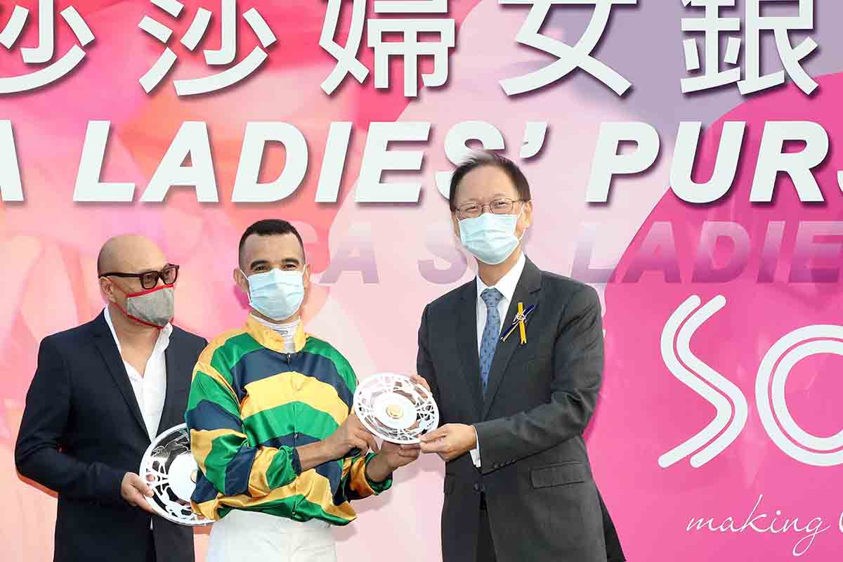 馬會主席陳南祿先生頒發銀碟予「添滿意」的馬主李湘舟、練馬師告東尼及騎師莫雷拉。