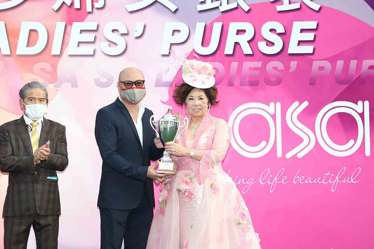 莎莎國際控股有限公司副主席郭羅桂珍博士致送紀念盃予「添滿意」的馬主李湘舟、練馬師告東尼及騎師莫雷拉。