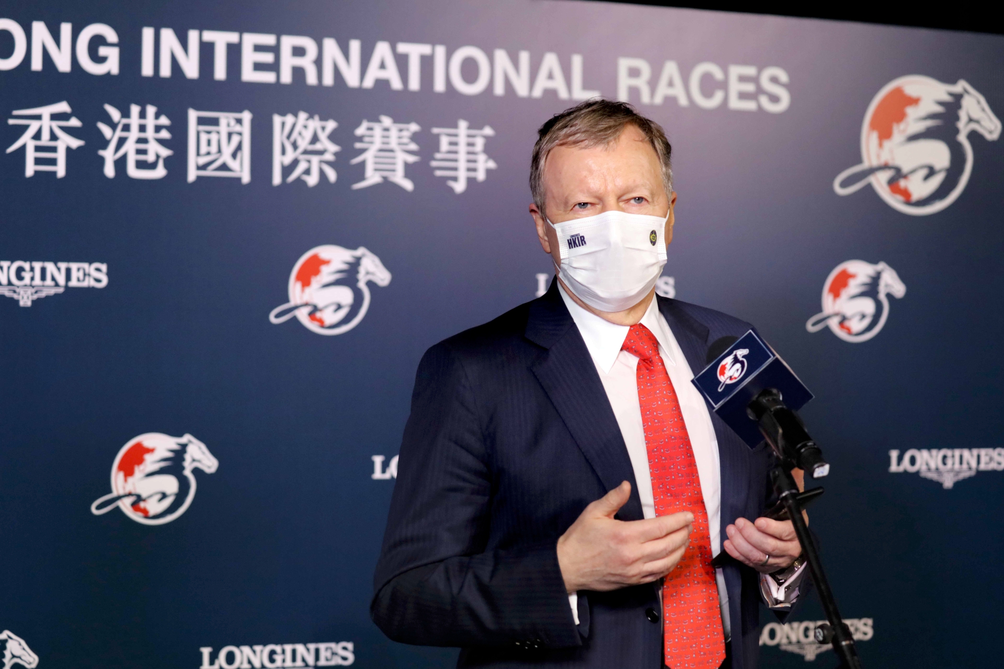 香港賽馬會行政總裁應家柏在浪琴表香港國際賽事結束後出席傳媒簡報會。