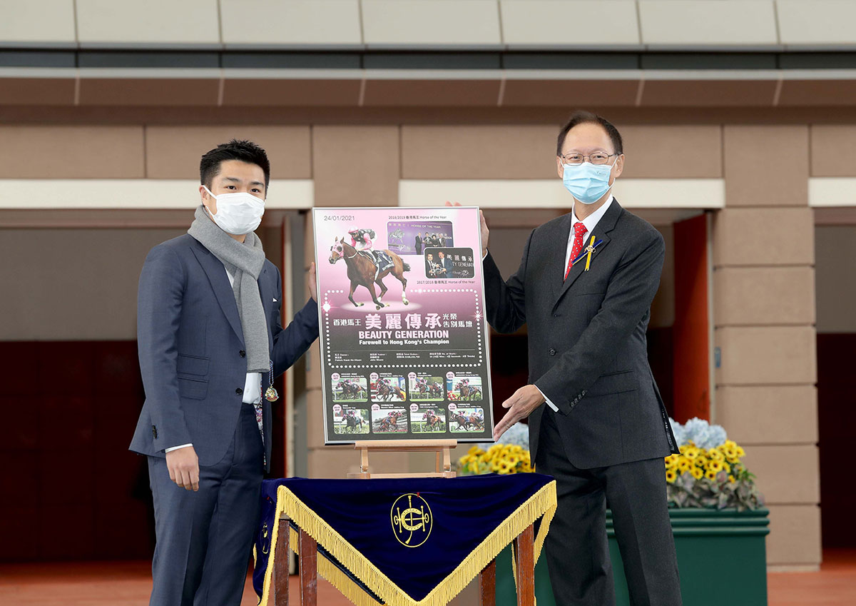 馬會主席陳南祿將紀念相架贈予「美麗傳承」的馬主郭浩泉。