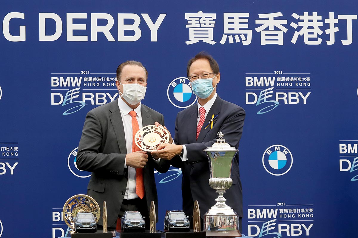 馬會主席陳南祿先生主持寶馬香港打吡大賽頒獎禮，「達心星」的馬主代表、練馬師方嘉柏及騎師莫雷拉於頒獎禮上接過冠軍獎盃及鍍金碟。